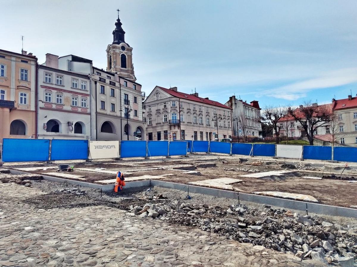 Obiekt został już wyodrębniony specjalnymi betonowymi blokami. Fragmenty murów są odczyszczone i spoinowane. Pomiędzy nimi zasiana zostanie trawa. <br/>fot.Mariusz Godos