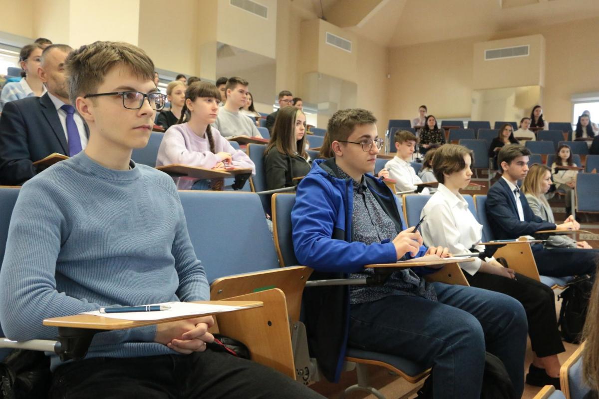 Niemałą pracę wykonali również poloniści z jarosławskich szkół, sprawdzający ponad setkę dyktand. Kwestie „zgrzytliwego strzyżenia hołubionego trawnika żółtawym minitraktorem”, mogły wielu sprawić niemałą zagwostkę.<br/>fot.powiat jarosławski