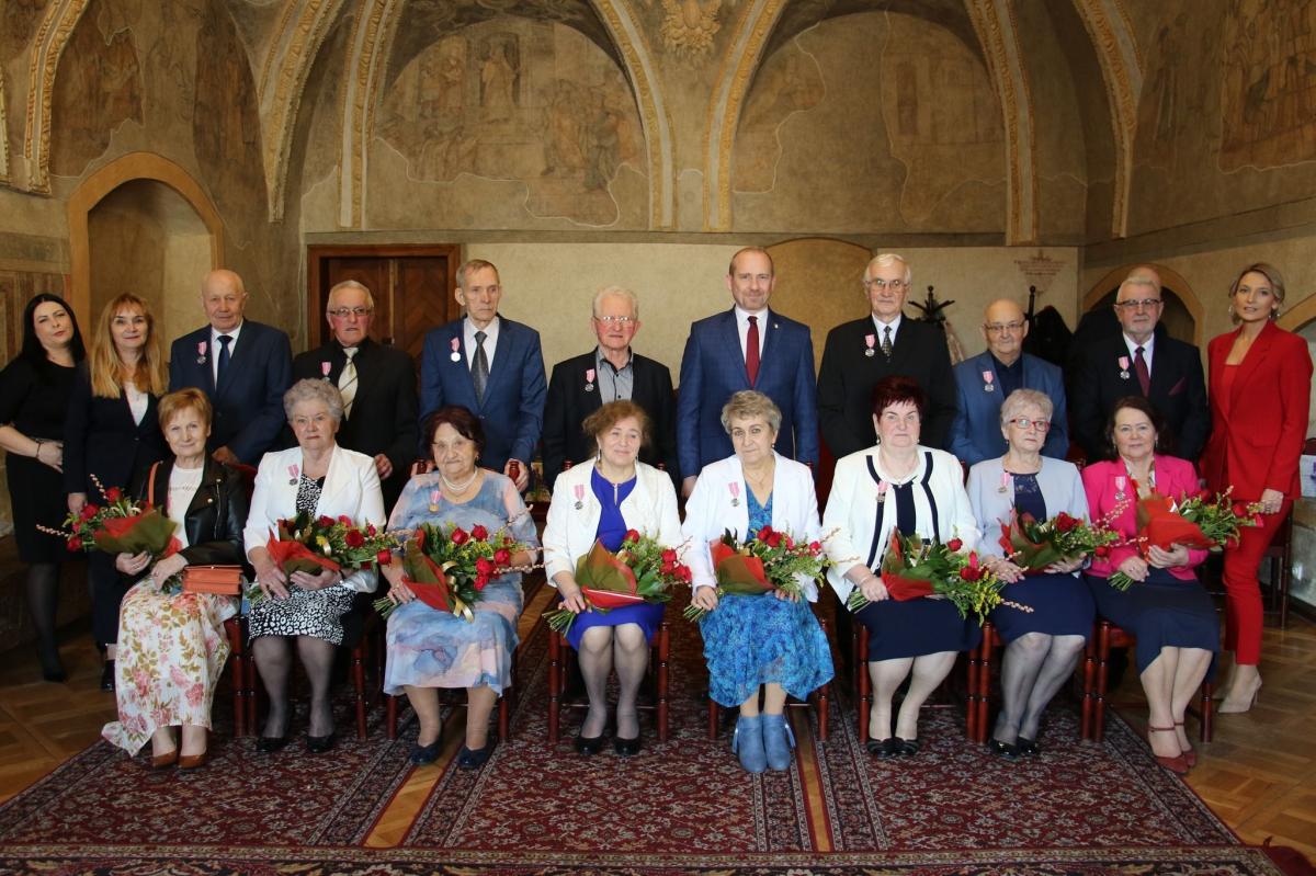 Odznaczenia odebrało pięć par z Jarosławia oraz trzy z gminy Jarosław i Pawłosiów. Niektórym uhonorowanym stan zdrowia bądź inne plany przeszkodziły we wzięciu udziału w uroczystości, podczas której nie zabrakło kwiatów, tradycyjnego toastu i ciepłych słów. <br/>fot.UM Jarosław