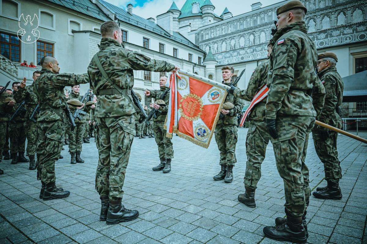 W uroczystej przysiędze na dziedzińcu Zamku w Krasiczynie nowym terytorialsom towarzyszył dowódca Wojsk Obrony Terytorialnej, generał brygady Maciej Klisz oraz dowódca 20 Przemyskiej Brygady Obrony Terytorialnej płk Daniel Błotko. <br/>fot.twitter.com/terytorialsi- zawsze gotowi zawsze blisko