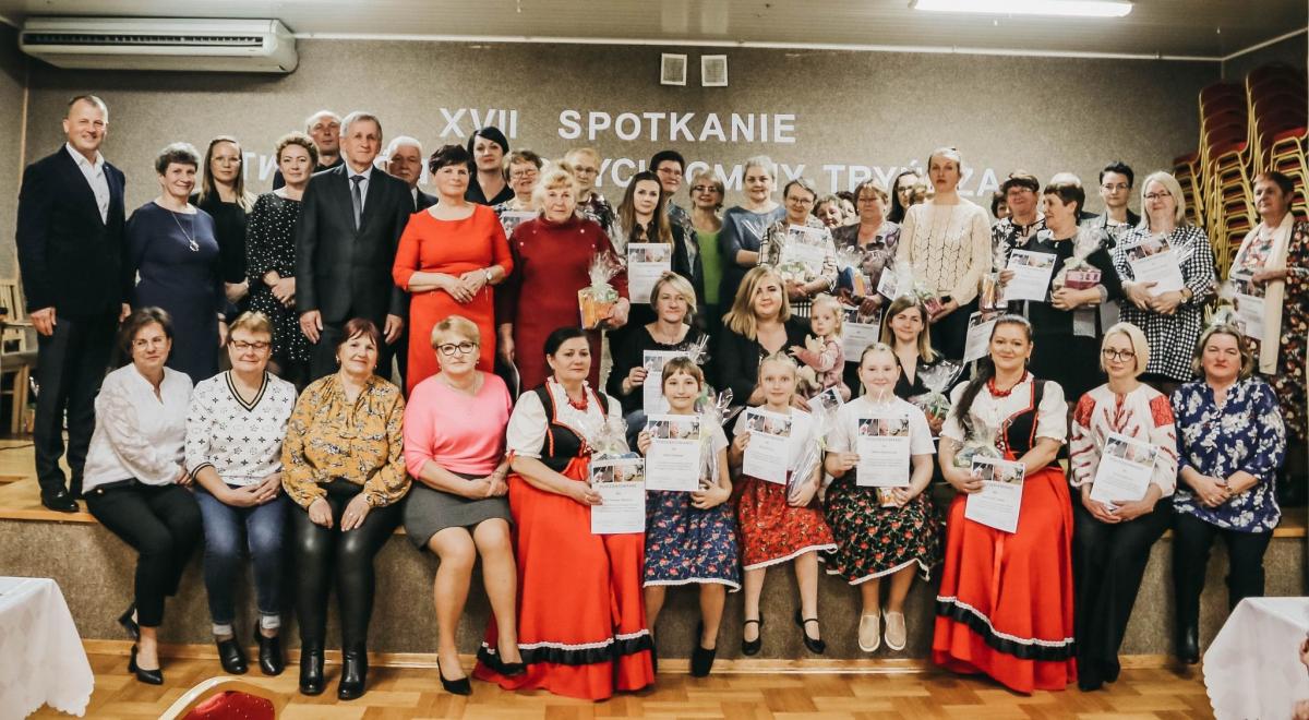Pamiątkowe zdjęcie uczestników spotkania.<br/>fot.UG Tryńcza