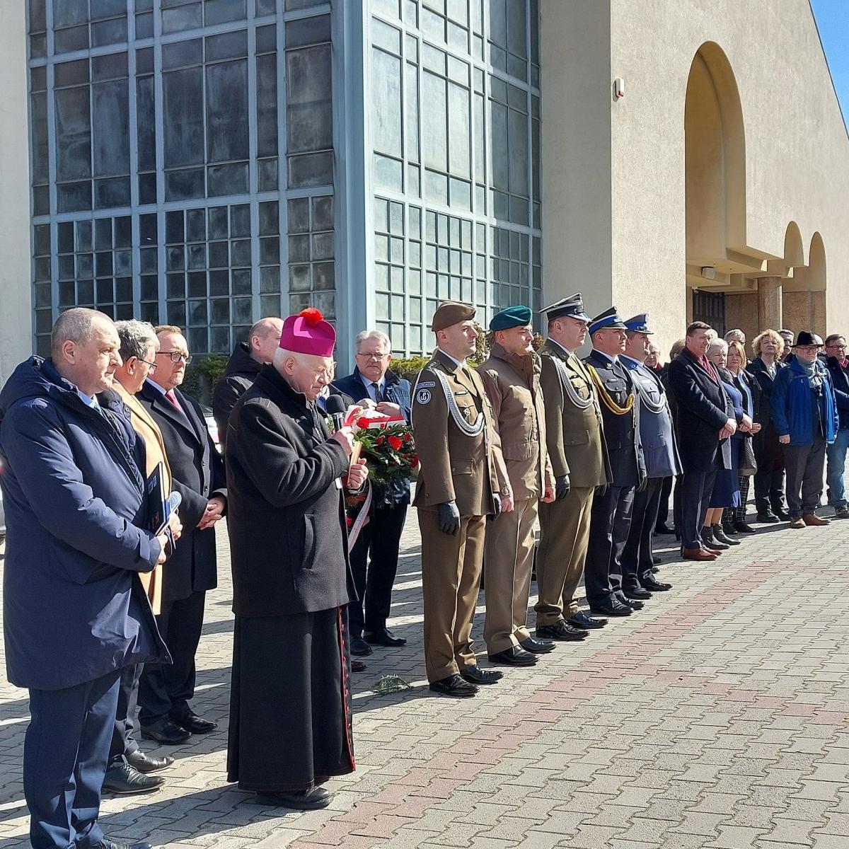 W wydarzeniu uczestniczyli przedstawiciele władz różnych szczebli, duchowieństwa, służb mundurowych, organizacji pozarządowych oraz działacze NSZZ „Solidarność”<br/>fot.MD 