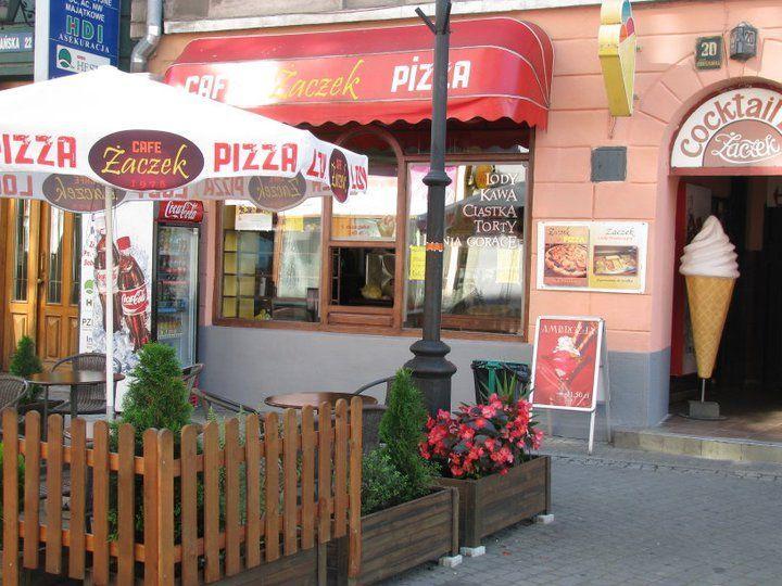 Jedno z kultowych miejsc w Przemyślu – popularna kawiarnia „Żaczek” od poniedziałku, 3 kwietnia br., zaczyna normalne funkcjonowanie po nieszczęśliwym pożarze.<br/>fot.ze zbiorów własnych