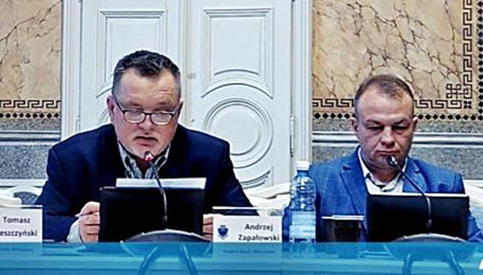 Dokumenty trafiły do Komisji Skarg, Wniosków i Petycji Rady Miejskiej w Przemyślu, której przewodniczy radny Andrzej Zapałowski (z lewej). <br/>fot.www.przemysl.pl