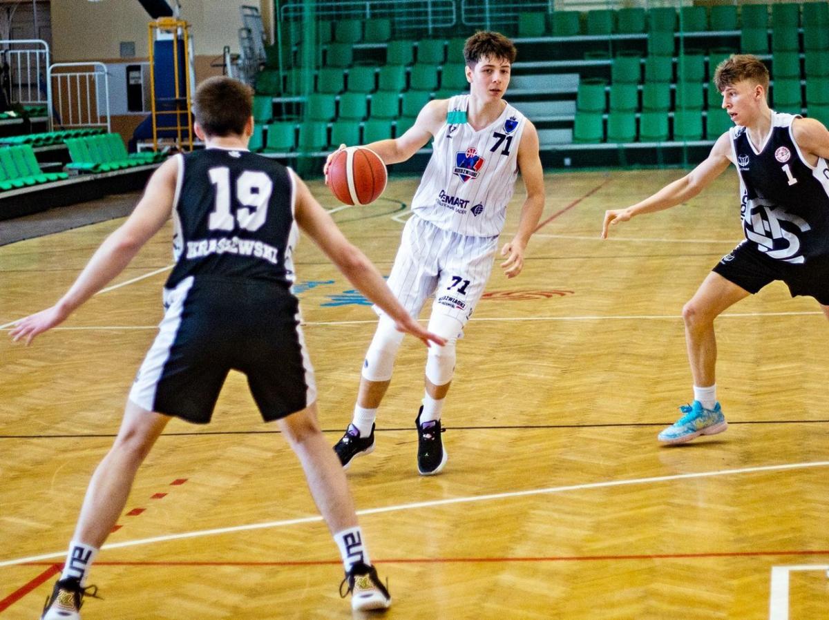 Mateusz Barszczak (z piłką) był najlepszym zawodnikiem Niedźwiadków Chemart Przemyśl podczas ćwierćfinałowego turnieju MP U-17.<br/>fot.Grzegorz Gajdzik
