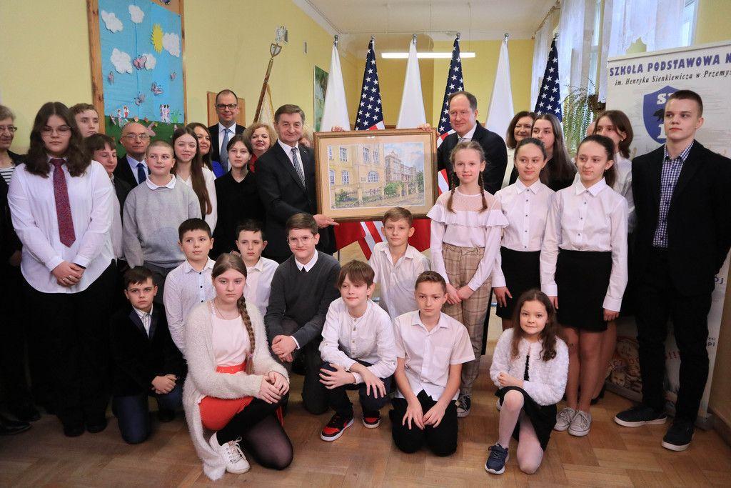 Przemyska „jedynka” to dla Marka Brzezińskiego miejsce szczególne. – Każdy pobyt w Przemyślu to dla mnie fascynująca lekcja historii o tym, co mnie ukształtowało – podkreślił podczas uroczystości w SP nr 1 im. H. Sienkiewicza.<br/>fot.UM Przemyśl  