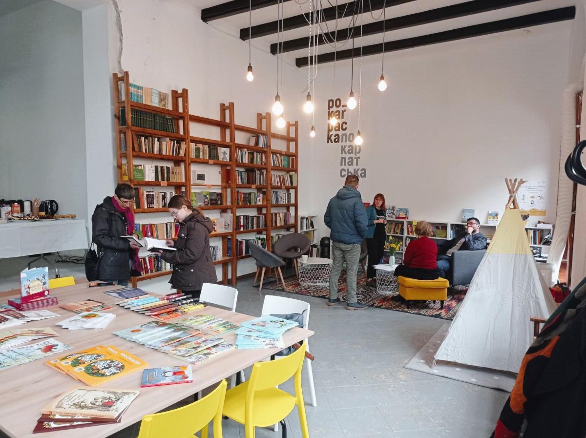 Spisane, zinwentaryzowane, poukładane na półkach… i od nowa przestawiane książki – bo stworzenie przejrzystej biblioteka to nie lada wyzwanie – czekają na tych, którzy chcą sięgnąć pod okładkę.fot.ze zbiorów Domu Ukraińskiego