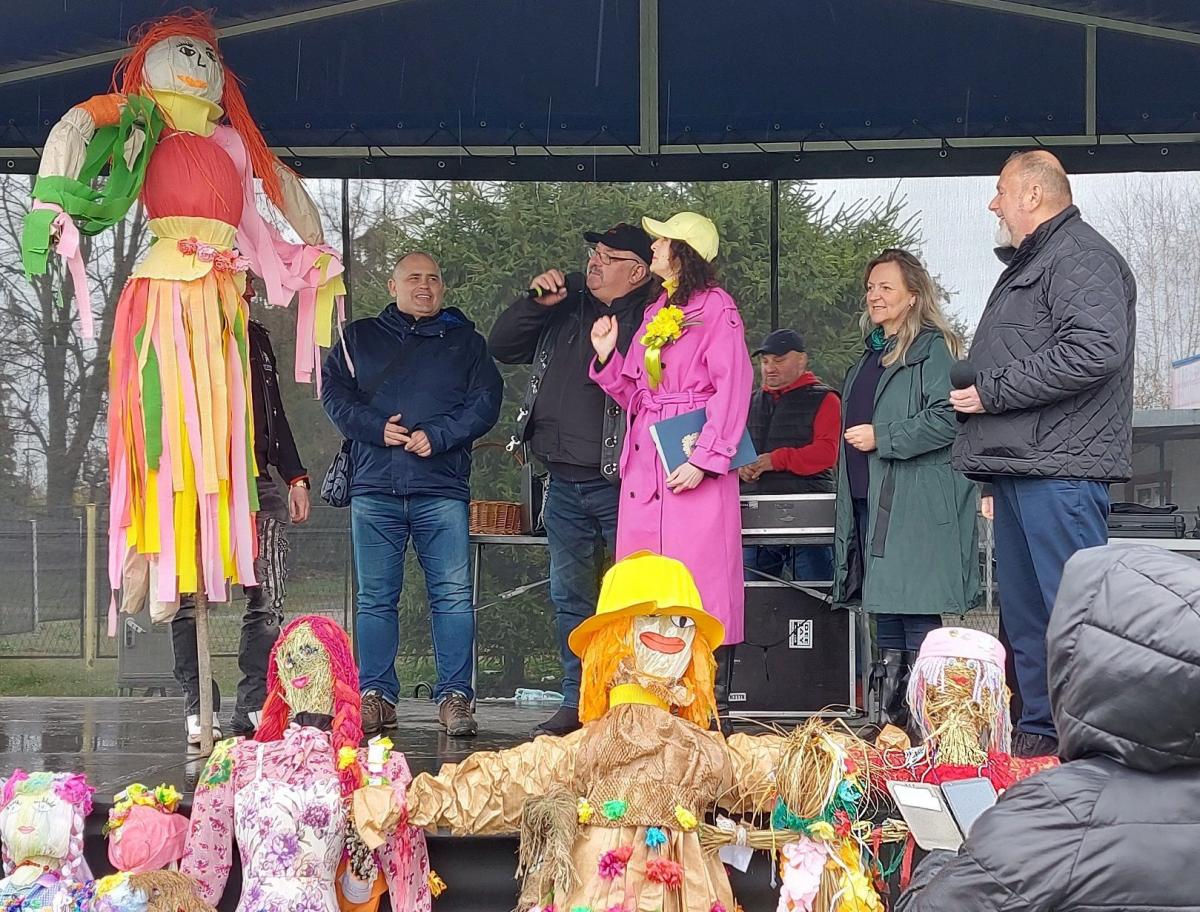 Scena przystrojona była kukiełkami wykonanymi przez dzieci z przedszkoli i szkół podstawowych z terenu powiatu jarosławskiego. Pomysłowość była ogromna.

<br/>fot.MD 