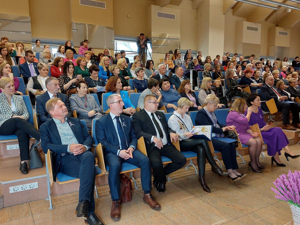 Na znak solidarności z osobami chorymi uczestnicy konferencji założyli ubranie w kolorze lawendowym lub dodali do swojego ubioru lawendowy akcent w postaci przypiętej do piersi wstążeczki.<br/>fot.MD 