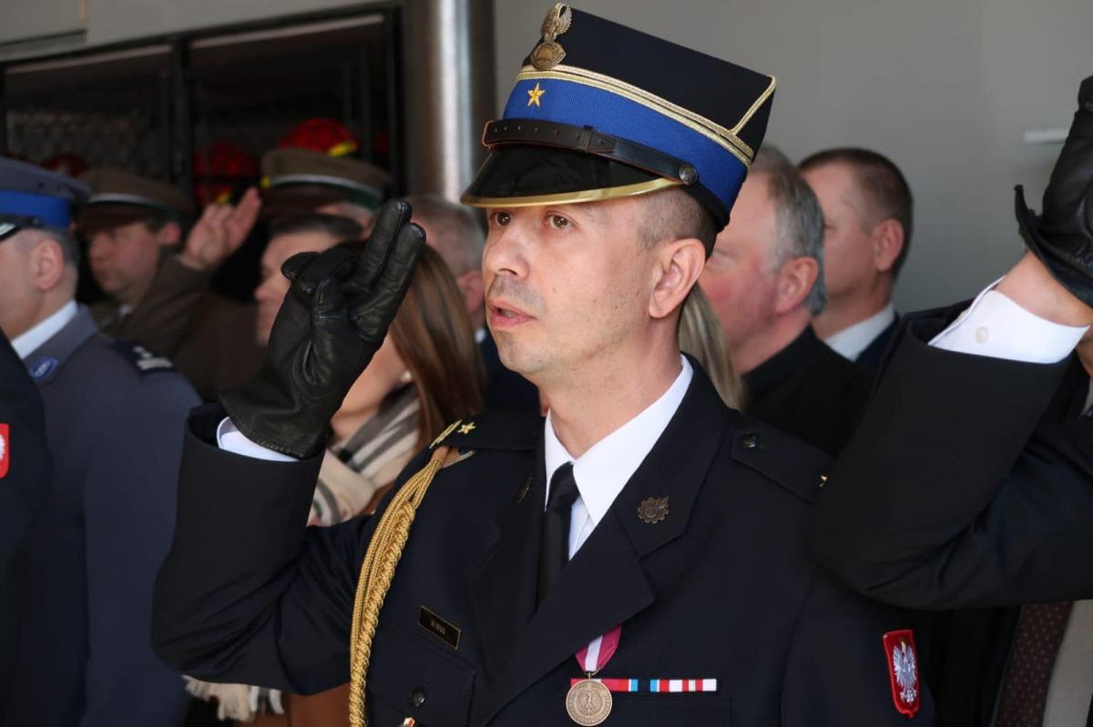 Uroczystość zorganizowana z okazji pożegnania ze służbą w Państwowej Straży Pożarnej młodszego brygadiera Wojciecha Wusa zgromadziła wielu zacnych gości.<br/>fot.FB A. Schmidt