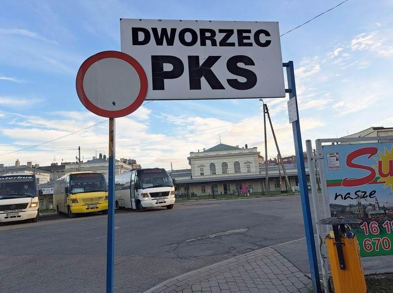Z przemyskiego dworca PKS do Sanoka bezpośrednio można się dostać tylko raz w tygodniu, autobusem FlixBusa (bez możliwości powrotu tego samego dnia). Jak argumentuje szefostwo PKS, to trasa, która nie przynosi dochodów, stąd nikłe zainteresowanie prywatnych przewoźników.<br/>fot.Urszula Gielo