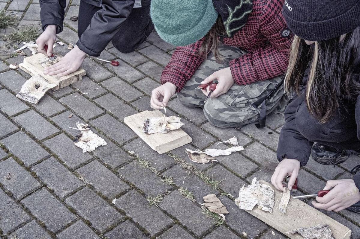 Przemyska młodzież ze szkół średnich miała możliwość przejścia przez most linowy, użycia wykrywacza metali oraz rozpalania ogniska.<br/>fot.20 PBOT
