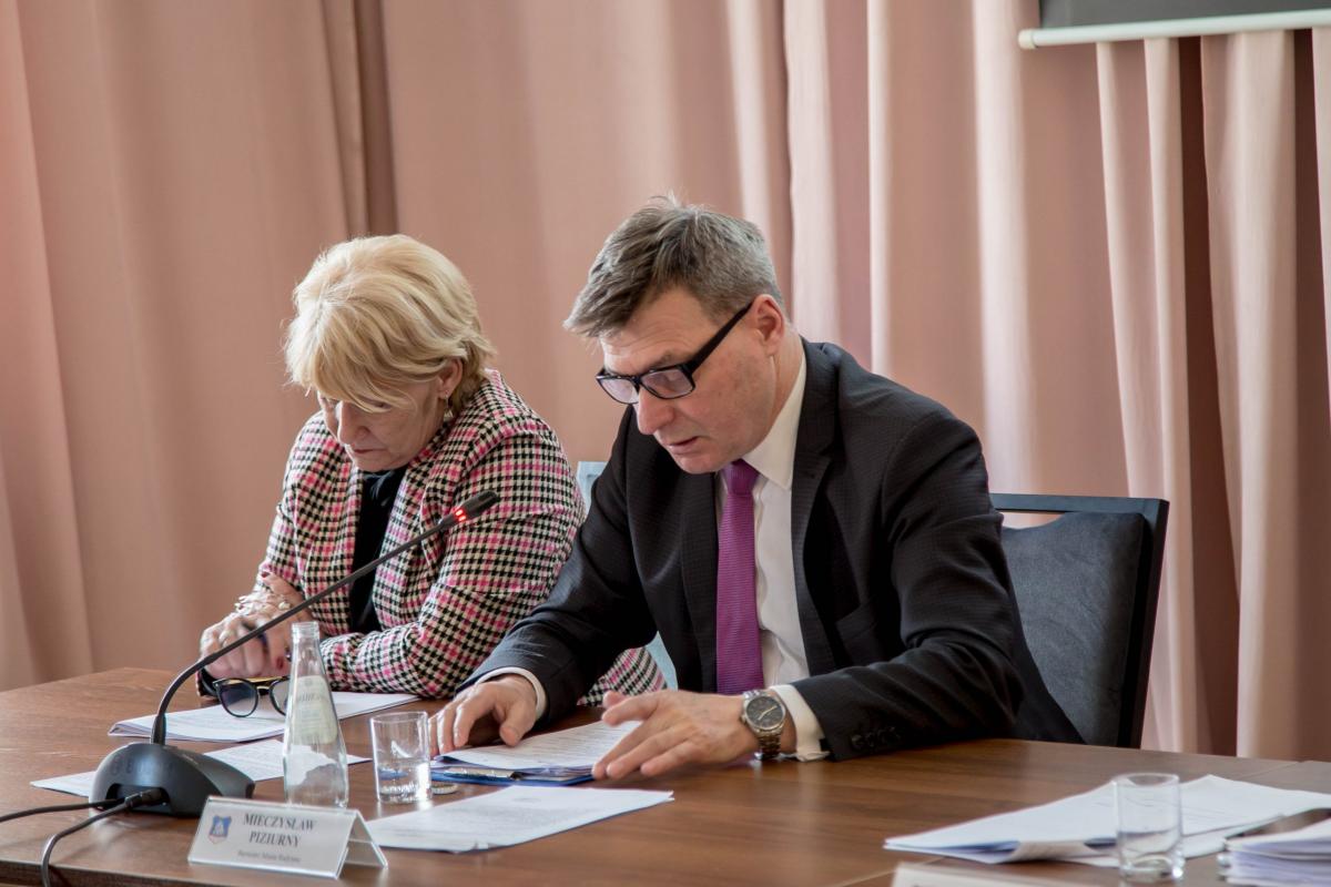 – Trwało to kilka lat, ale miasto jest w końcu właścicielem zlokalizowanych w Rynku kamienic o numerach 10 i 13 i będzie można wydawać środki samorządowe, oczywiście w miarę możliwości, na remont tych budynków, których stan techniczny wymaga szybkiej interwencji – podkreślił M. Piziurny.<br/>fot.UM 