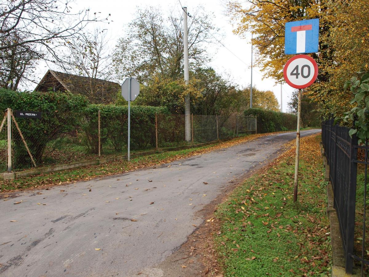 Ciekawe, która połowa ulicy Przerwa zostanie wyremontowana. Którzy mieszkańcy „zasłużyli” sobie na asfaltowy dywanik pod oknami, a którzy nie?<br/>fot.Mariusz Godos