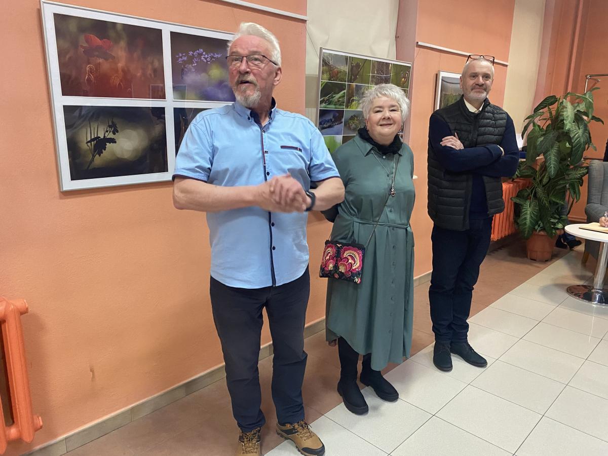 Wernisaż udał się wyśmienicie. Nie zabrakło też czułych na artyzm odbiorców. Na zdjęciu od lewej: organizatorzy wystawy: Leszek Matysiak i Ewa Wolak oraz autor fotografii Witold Maślanka.<br/>fot.Monika Rusinek