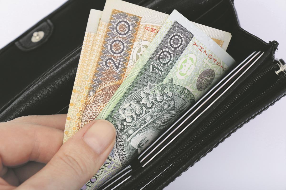 Jeśli chodzi o inflację, nie ma co teoretyzować. Każdy z nas odczuwa ją w praktyce, robiąc codzienne zakupy, tankując auto, czy korzystając z usług medycznych, fryzjerskich lub kosmetycznych. W lutym inflacja osiągnęła prawie 18,5 proc., a tym samym była najwyższa od 26 lat.