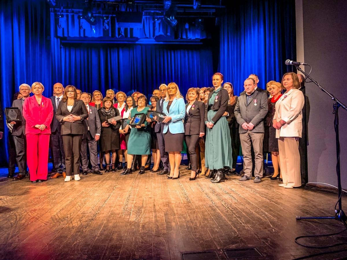 Podczas jubileuszowej sesji wręczono złote, srebrne i brązowe Medale za Długoletnią Służbę i okolicznościowe statuetki urzędnikom starostwa i podległych mu instytucji.<br/>fot.Starostwo Powiatowe w Przemyślu