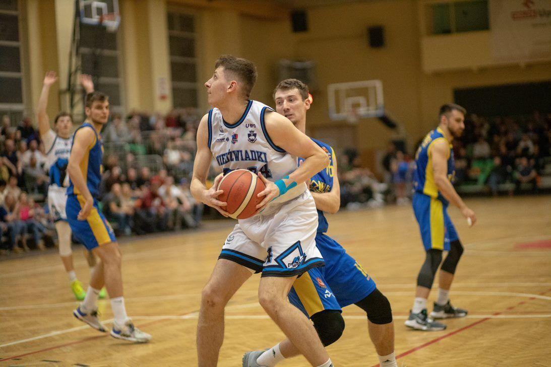 Szymon Janczak (z piłką) ustrzelił w Bielsku-Białej double-double. Zdobył 19 punktów, dokładając do tego 11 zbiórek.<br/>fot.Grzegorz Gajdzik