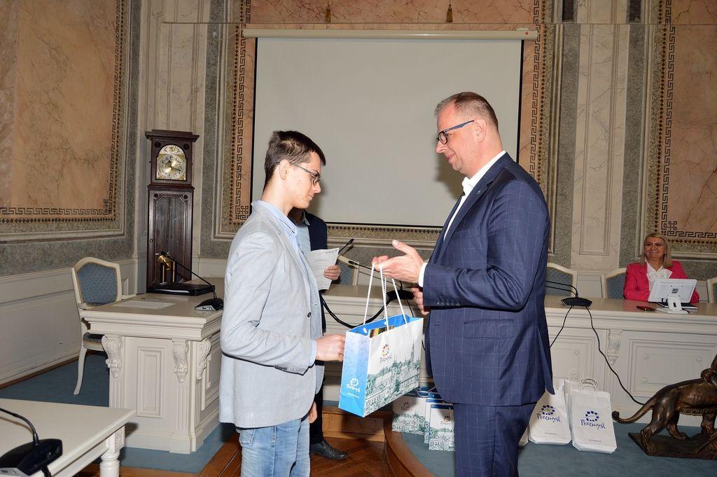 Wyłaniając laureatów, wzięto pod uwagę: wynik ekonomiczny wirtualnej firmy, wskaźnik zadowolenia pracowników, wskaźnik rozwoju firmy oraz wskaźnik zadłużenia. 
Najlepsze zespoły i indywidualni adepci przedsiębiorczości odebrali nagrody z rąk prezydenta miasta W. Bakuna.


<br/>fot.UM Przemyśl  