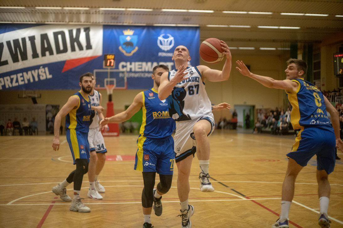 Kacper Majka zapisał na swoim koncie double-double. Zdobył 11 punktów, miał 11 asyst. Ale był bliski... „odwrotnego” triple-double, bo zanotował aż 8 strat.<br/>fot.Grzegorz Gajdzik