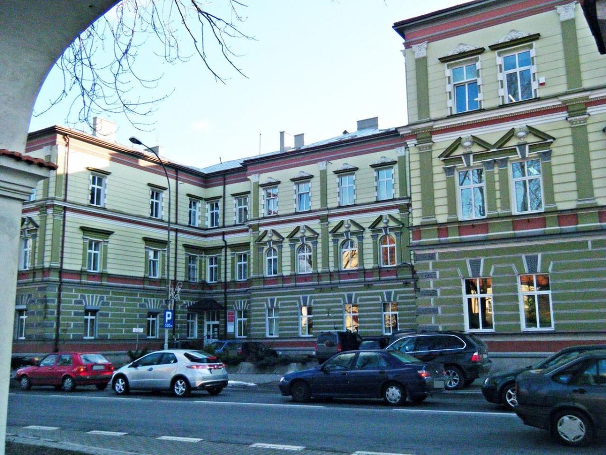 Z nieoficjalnych informacji wynika, że troje pracowników Wydziału Komunikacji Starostwa Powiatowego w Jarosławiu zostało zatrzymanych za przyjmowanie łapówek.<br/>fot.www.wikipedia.pl