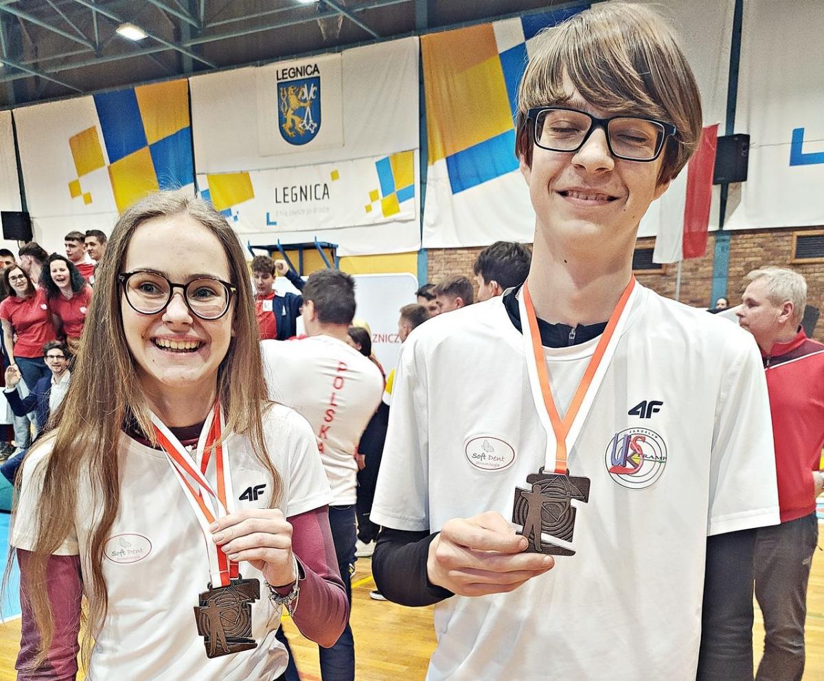 Srebrno-brązowa para UKS Tramp Jarosław – Julia Głąb i Kacper Głąb.<br/>fot.ze zbiorów własnych
