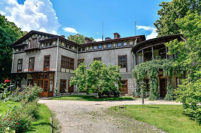 Klasycystyczny pałac Lubomirskich w Przeworsku – obecnie siedziba muzeum – to z pewnością jeden z bardziej urokliwych zabytków ziemi podkarpackiej.<br/>fot.Muzeum w Przeworsku