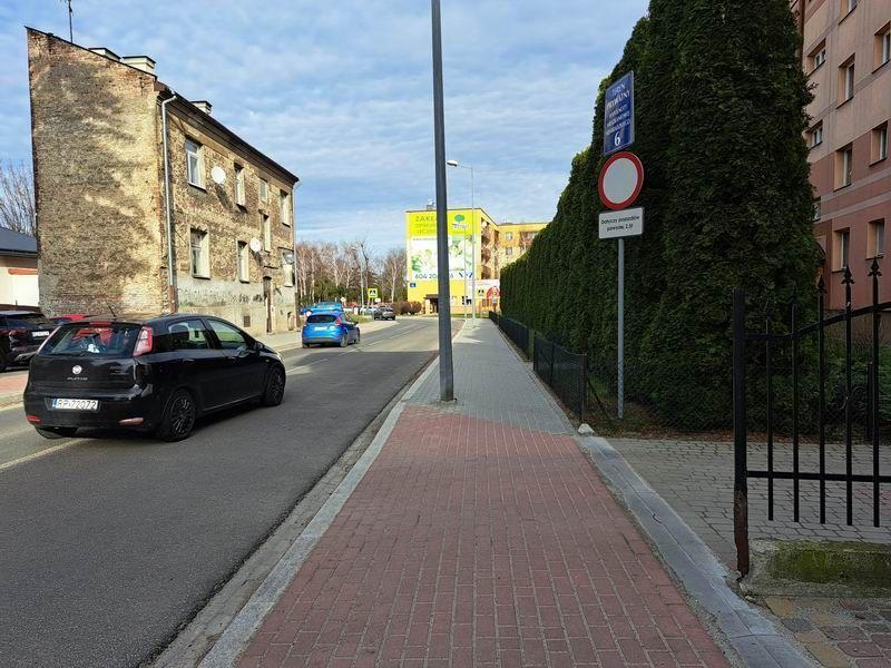 Obecnie na całej długości Siemiradzkiego parkować już nie można. Wcześniej kierowcy osobówek parkowali swoje auta na prawym pasie. Kolejka samochodów sięgała czasem aż za skręt w Korzeniowskiego.<br/>fot.Urszula Gielo