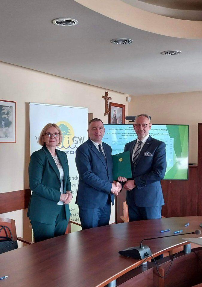 Przyznanie funduszy dla gminy przypieczętowane zostało podpisaniem umowy w siedzibie Wojewódzkiego Funduszu Ochrony środowiska i Gospodarki Wodnej w Rzeszowie.


<br/>fot.UG Radymno