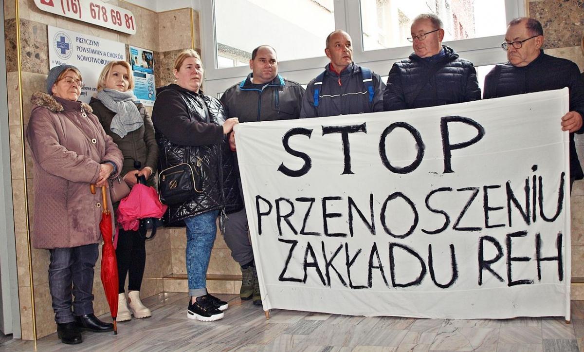 W pikiecie wzięło udział kilkanaście osób, pacjentów zakładu rehabilitacji w Wojewódzkim Szpitalu im. św. o. Pio w Przemyślu.<br/>fot.Mariusz Godos