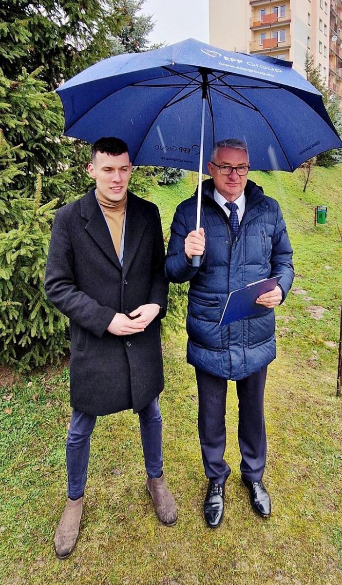 Posłowi Markowi Rząsie (z prawej) towarzyszył Marek Chludziński, wiceprzewodniczący zarządu powiatowego PO, lider Nowej Generacji w regionie podkarpackim.<br/>fot.ze zbiorów własnych