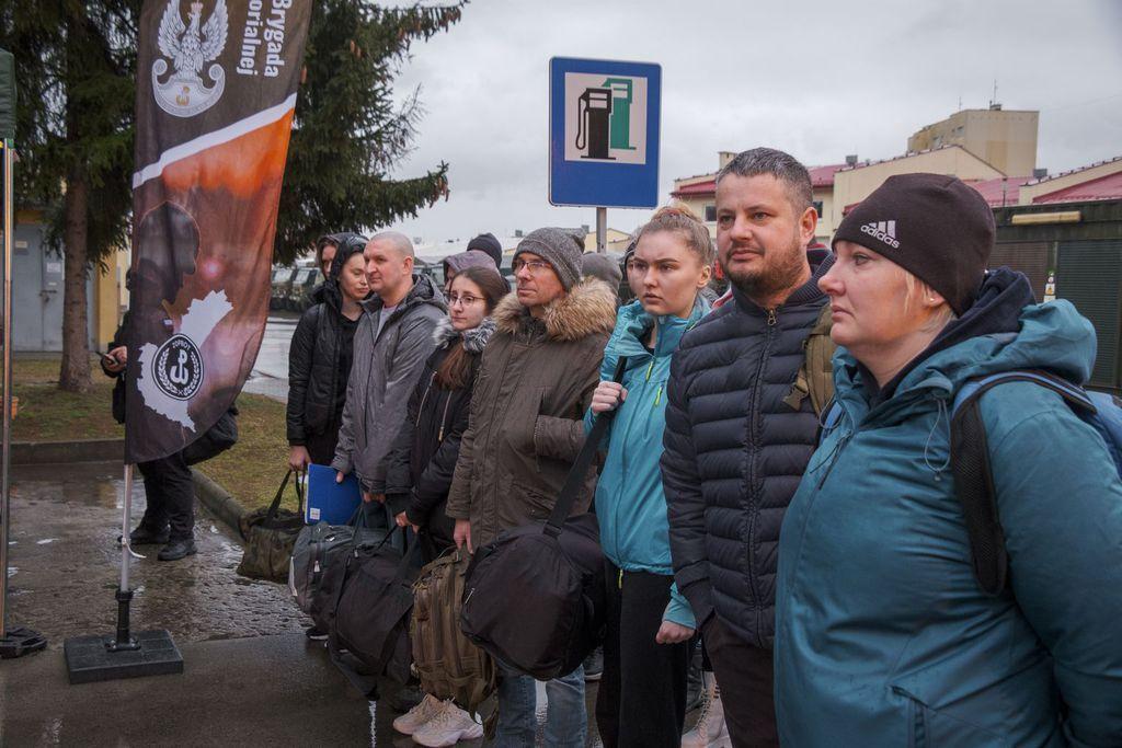 Szkolenie podstawowe nowo przyjętych ochotników odbywa się w dwóch blokach tematycznych i trwa 16 dni. Zakończeniem będzie przysięga, którą rekruci złożą już 26 marca oraz szkolenie uzupełniające dedykowane osobom, które już służyły w strukturach Sił Zbrojnych RP. <br/>fot.20 PBOT