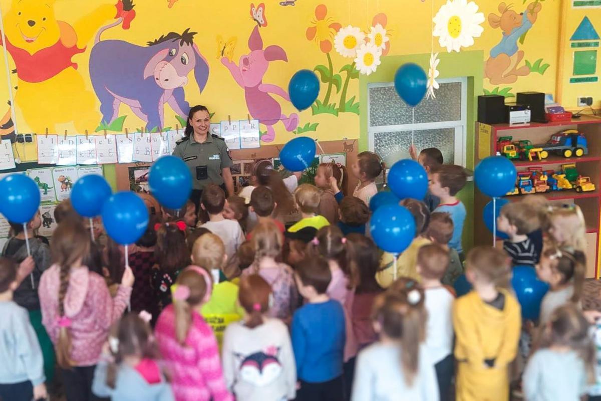 Fundacja „ABCXXI – Cała Polska czyta dzieciom” wspiera mądre wychowanie, prowadząc programy edukacyjne dla rodziców, nauczycieli i uczniów. Krajowa Administracja Skarbowa również szczyci się wsparciem edukacyjnym, czynnym udziałem w akcjach społecznych i oświatowych oraz wydarzeniach plenerowych. 

