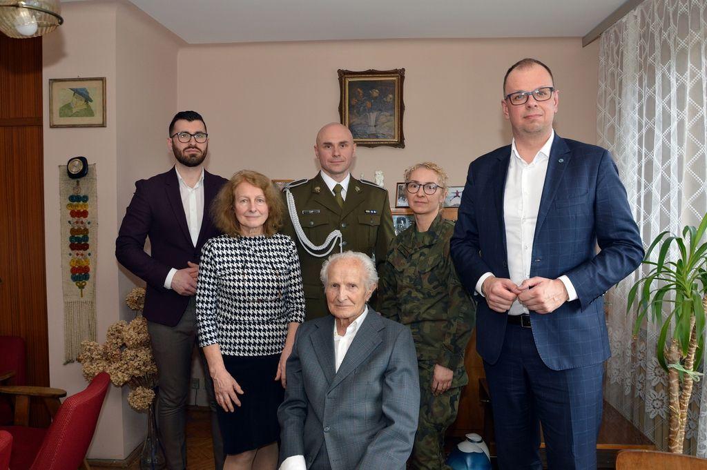 Podczas okolicznościowego spotkania, zorganizowanego w gabinecie prezydenta miasta W. Bakuna jubilatowi M. Głazowi towarzyszyła córka.<br/>fot.UM Przemyśl  