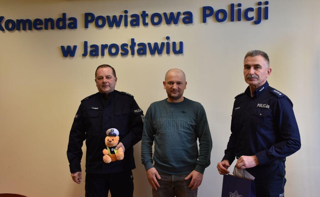 We wtorek, 14 marca, I zastępca komendanta KPP w Jarosławiu nadkom. Ryszard Tyka oraz zastępca komendanta kom. Tyberiusz Łabuz przekazali na ręce taty Matyldy zebrane fundusze. <br/>fot.KPP Jarosław