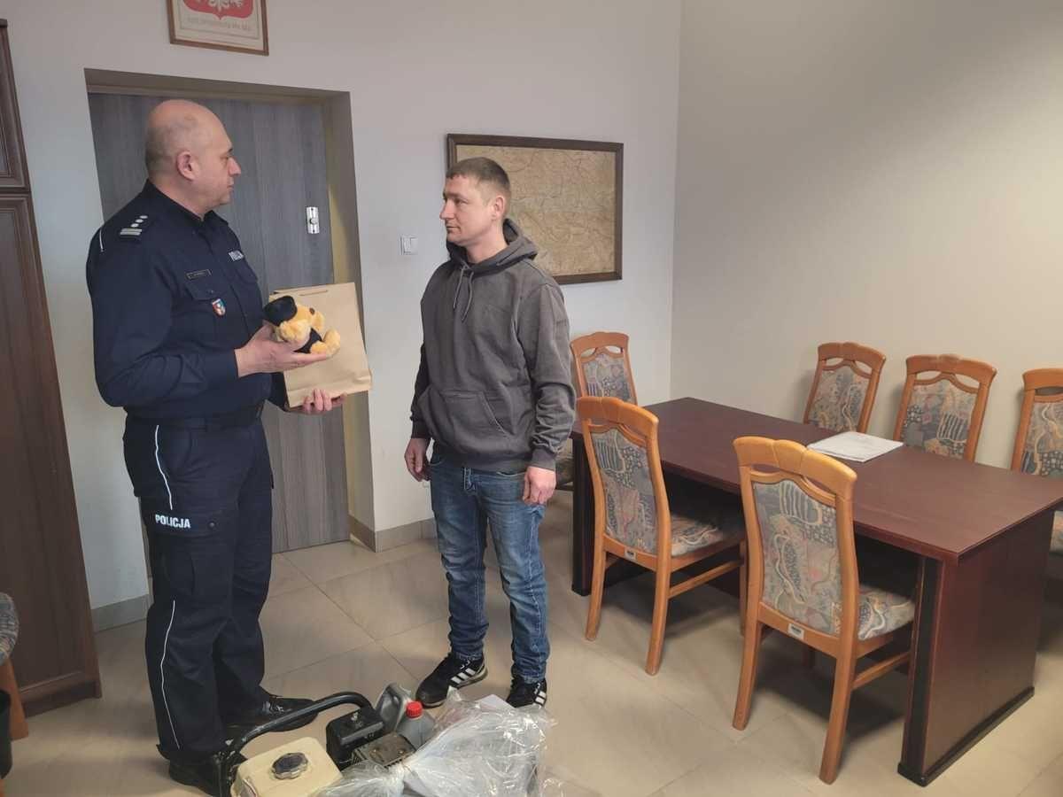 Odzyskane elektronarzędzia i cenny agregat Komendant Powiatowy Policji w Strzyżowie insp. Mirosław Wośko przekazał właścicielowi. W miłym geście dołączając drobny upominek dla jego dziecka.<br/>fot.KPP Strzyżów