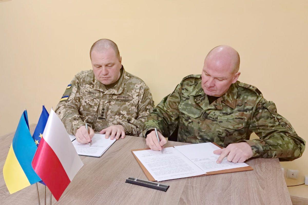  Podczas spotkania obie strony zadeklarowały kontynuację działań na rzecz właściwej i płynnej odprawy osób, pojazdów i towarów na wspólnym odcinku służbowej odpowiedzialności. <br/>fot.serwis BiOSG