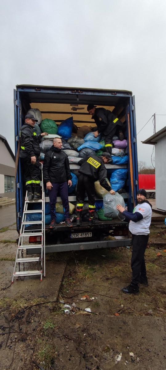 W minioną sobotę z magazynu przy Herburtów wyjechały dwie przyczepy wypełnione po brzegi tekstyliami zebranymi w ramach akcji. Oczywiście najpierw wszystko trzeba było załadować, ale i do tego bez trudu znaleźli się chętni. Pomogli strażacy OSP. 

<br/>fot.materiały organizatora