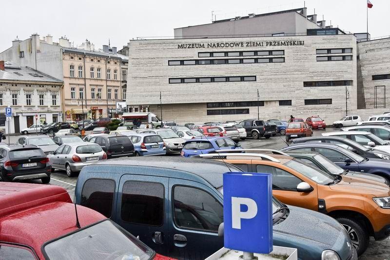 Z zapowiedzi miasta wynika, że nowa forma wnoszenia opłat za parkowanie w strefie płatnej mogłaby funkcjonować już na wakacjach. Wszystko zależy od decyzji radnych, wyboru operatora i czasu, jaki zajmie wprowadzenie usługi płatności mobilnych.

<br/>fot.archiwum ŻP