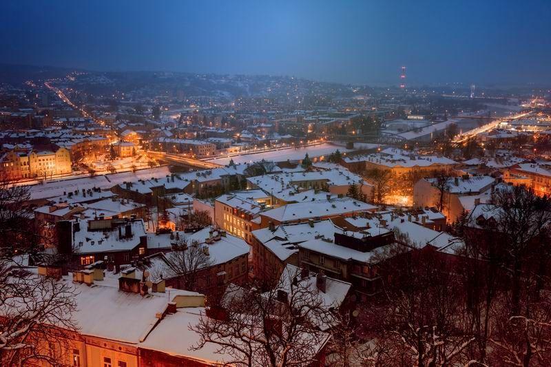 Potrzeba modernizacji ulicznego oświetlenia w Przemyślu od dawna była tematem numer jeden. Niebawem zapowiedzi miasta staną się faktem. W kwietniu ruszają prace związane z wymianą opraw i słupów oświetleniowych na bardziej oszczędne, ledowe.

<br/>fot.ze zbiorów własnych