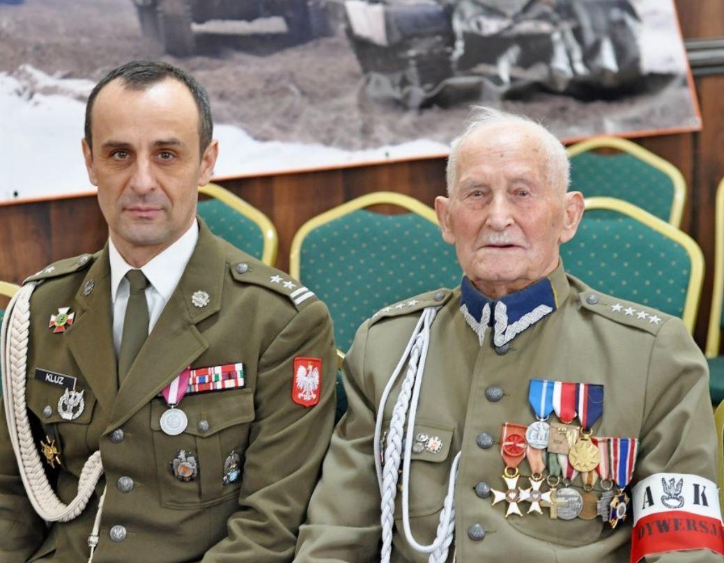 Już nie porucznik, leczkapitan Tadeusz Lutak ma ogromny szacunek do munduru. Pamięta też wiele szczegółów ze swojej służby w żurawickiej jednostce, którymi chętnie się dzieli. Na zdjęciu z dowódcą 1 Batalionu Czołgów z Żurawicy ppłk. Rafałem Kluzem.<br/>fot.Agata Godos/UG Żurawica