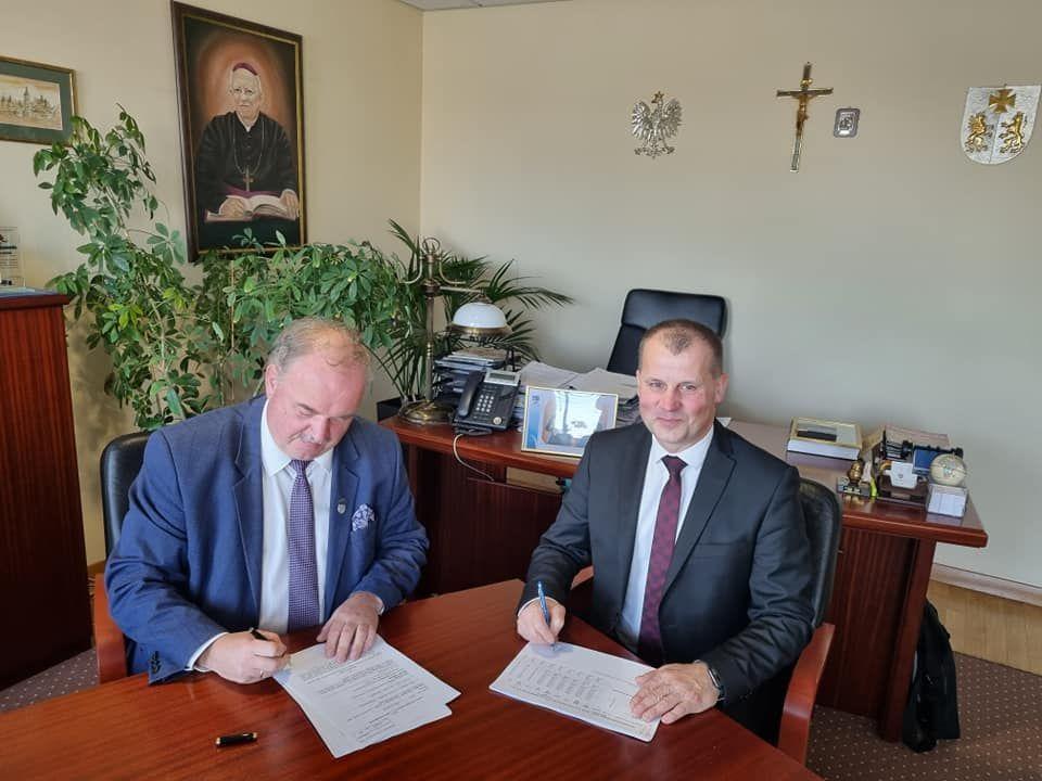 Wicemarszałek województwa podkarpackiego, przemyślanin, Piotr Pilch (z lewej) umowę na powstanie targowiska w gminie Tryńcza podpisała z jej wójtem Ryszardem Jędruchem.<br/>fot.Urząd Marszałkowski w Rzeszowie