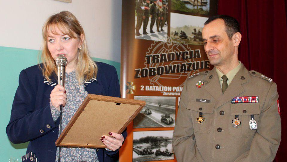 Dyrektor SP 1 w Żurawicy Renata Drewniak wyróżniła dowódcę 1 bcz w Żurawicy ppłk. Rafała Kluza tytułem „Przyjaciela Szkoły”.<br/>fot.UG Żurawica