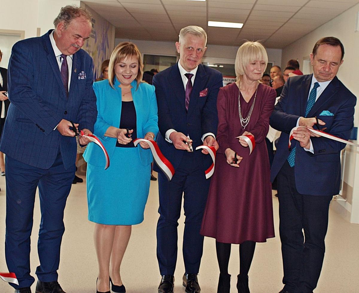 Symboliczną wstęgę przecięli (od lewej): wicemarszałek województwa podkarpackiego Piotr Pilch, dyrektor szpitala Barbara Stawarz, kierownik oddziału chirurgii naczyniowej Piotr Stabiszewski, kierownik oddziału rehabilitacji z pododdziałem rehabilitacji neurologicznej Grażyna Sapuła oraz marszałek wo