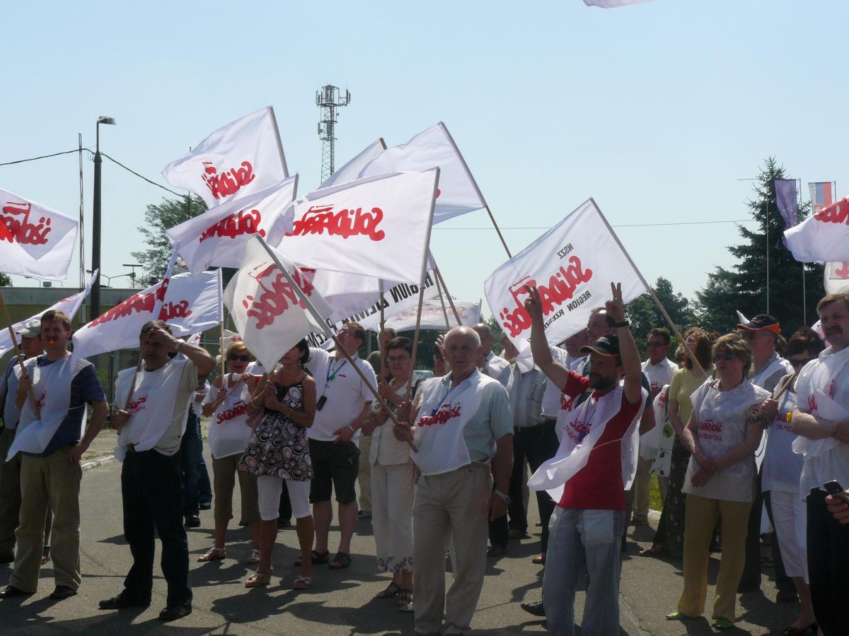 Przed laty w gniewczyńskiej fabryce pracowało 1 tys. osób. Długo nie mogli pogodzić się z likwidacją zakładu.<br/>fot.ze zbiorów własnych