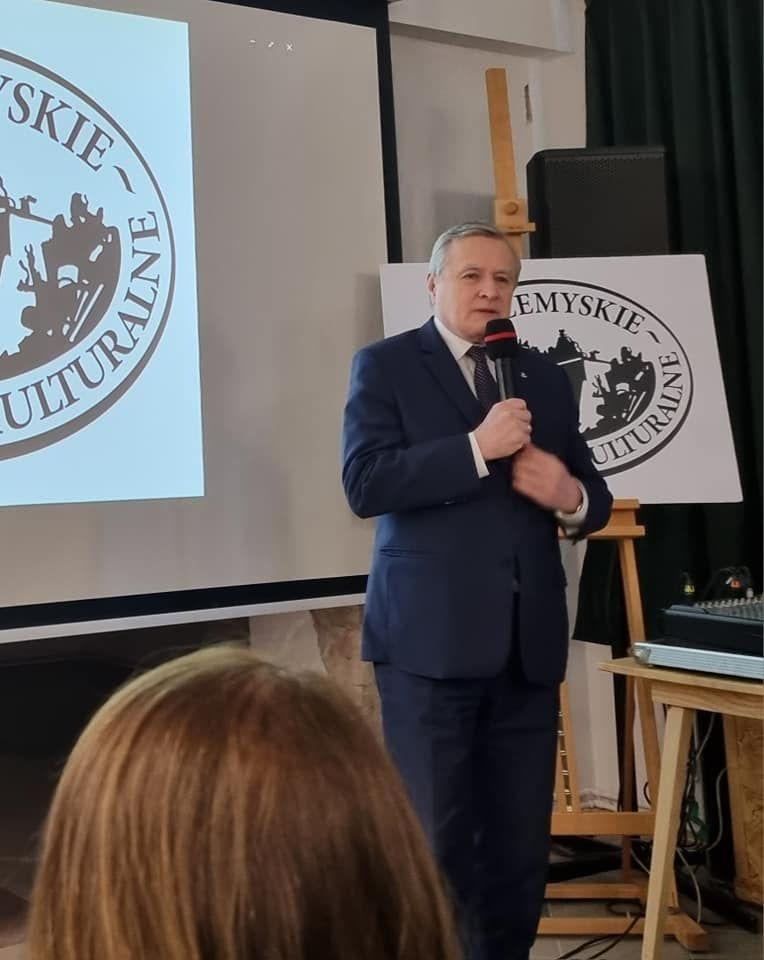 – Agencja ma się zająć przede wszystkim rewitalizacją zabytkowych miast i renowacją cennych obiektów historycznych. Ma także poszukiwać możliwości finansowania programów rewitalizacyjnych w miastach we współpracy z Bankiem Gospodarstwa Krajowego – powiedział w Przemyślu wicepremier, minister kultury