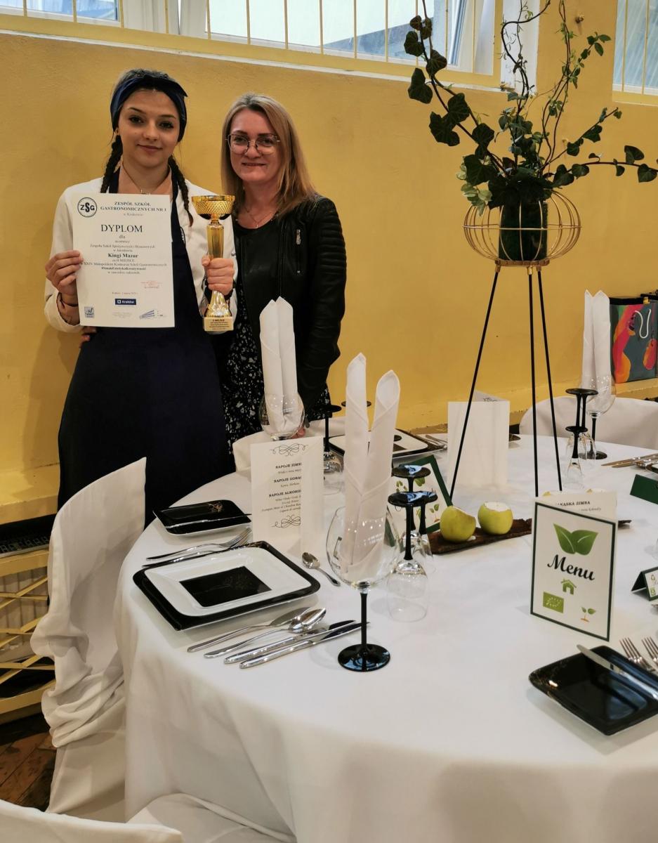 Reprezentująca  jarosławski ZSSiB Kinga Mazur zajęła 2. miejsce na podium, a jej zadaniem było wykonanie ciasteczek petits fours i keksu biszkoptowego z bakaliami.

<br/>fot.ZSSiB/FB
