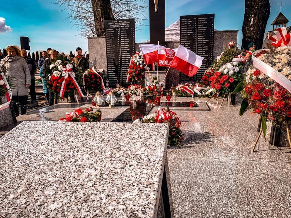 Mieszkańcy Kaszyc, Pantalowic i Łopuszki co roku oddają cześć poległym. W 80. rocznicę tej krwawej rzezi kilkaset osób udało się na obchody, by szczerze wyrazić szacunek dla ofiar i zdeprymować działania gestapowców. 


<br/>fot.Powiat Przemyski/Małgorzata Dachnowicz