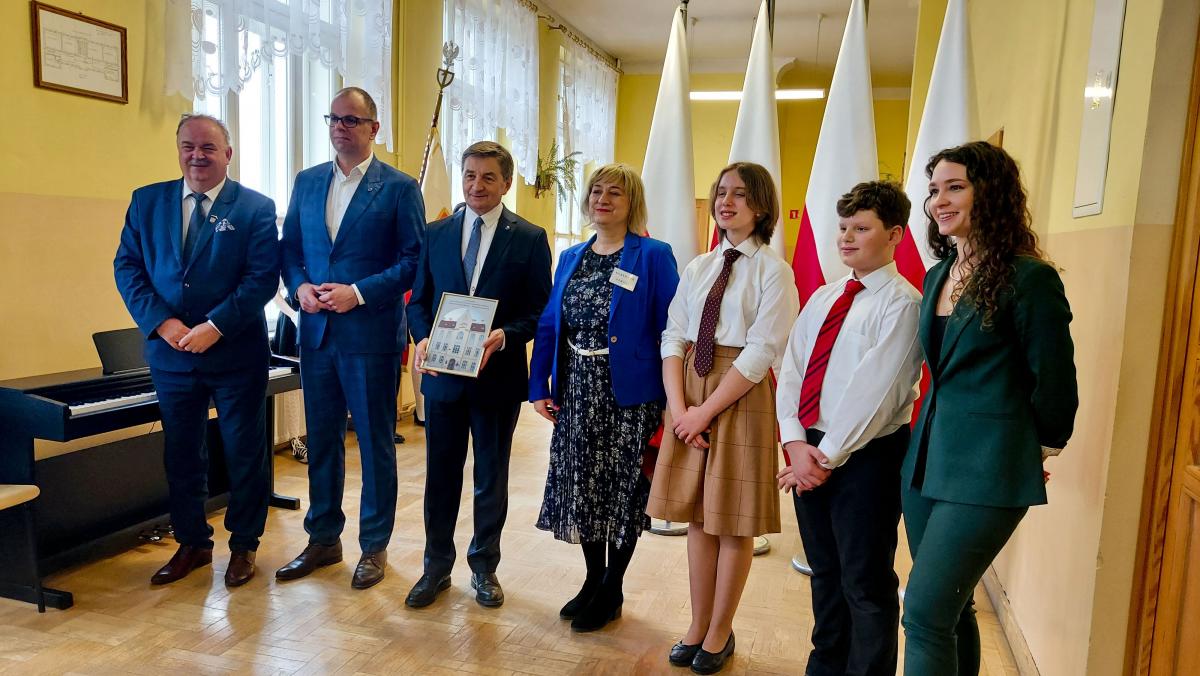      W spotkaniu, obok szefa Kancelarii Prezesa Rady Ministrów Marka Kuchcińskiego, wzięli udział wicemarszałek województwa podkarpackiego Piotr Pilch oraz prezydent Przemyśla Wojciech Bakun. Społeczność szkolną reprezentowała dyrektor SP 1 Monika Lach. Wśród zaproszonych gości był między innymi wie
