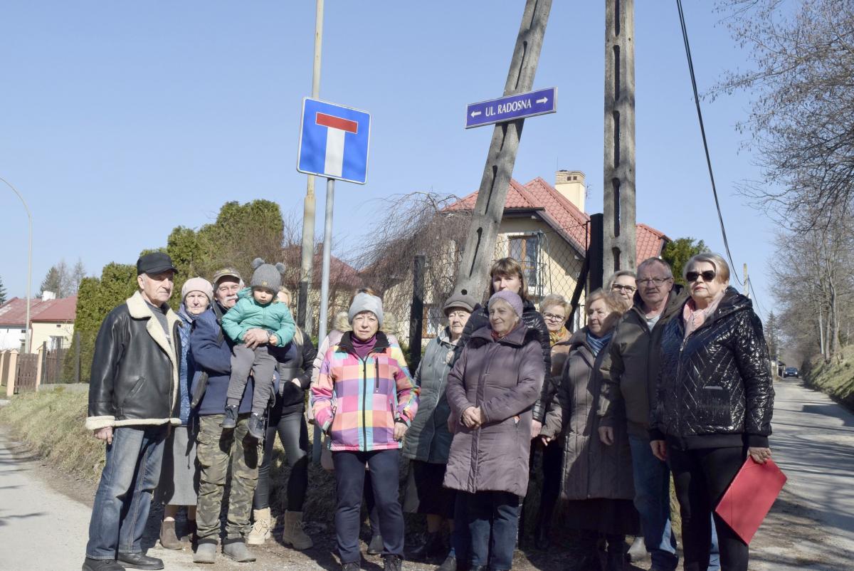 U zbiegu Węgierskiej i Radosnej czeka około dwudziestu osób. Przeważają ludzie starsi. – Od ponad dziesięciu lat walczymy o tę drogę – mówi Łucja Leja, mieszkanka Radosnej.

<br/>fot.A. Wilgucki